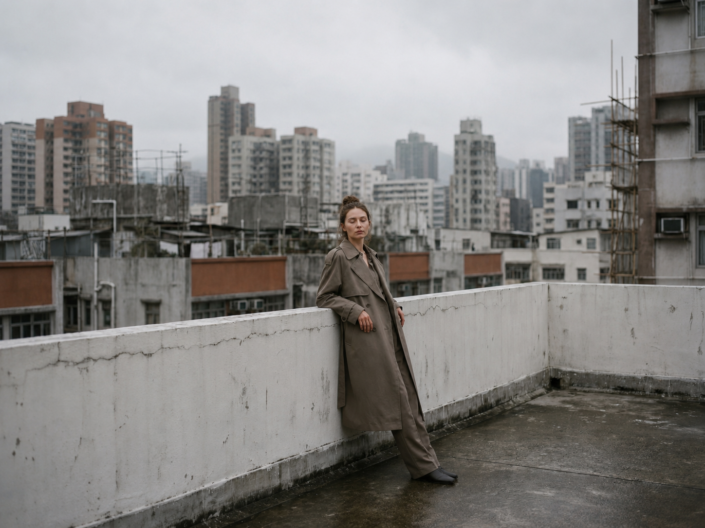 AI-generiertes Fashion-Editorial: Frau auf Dachterrasse vor urbaner Skyline