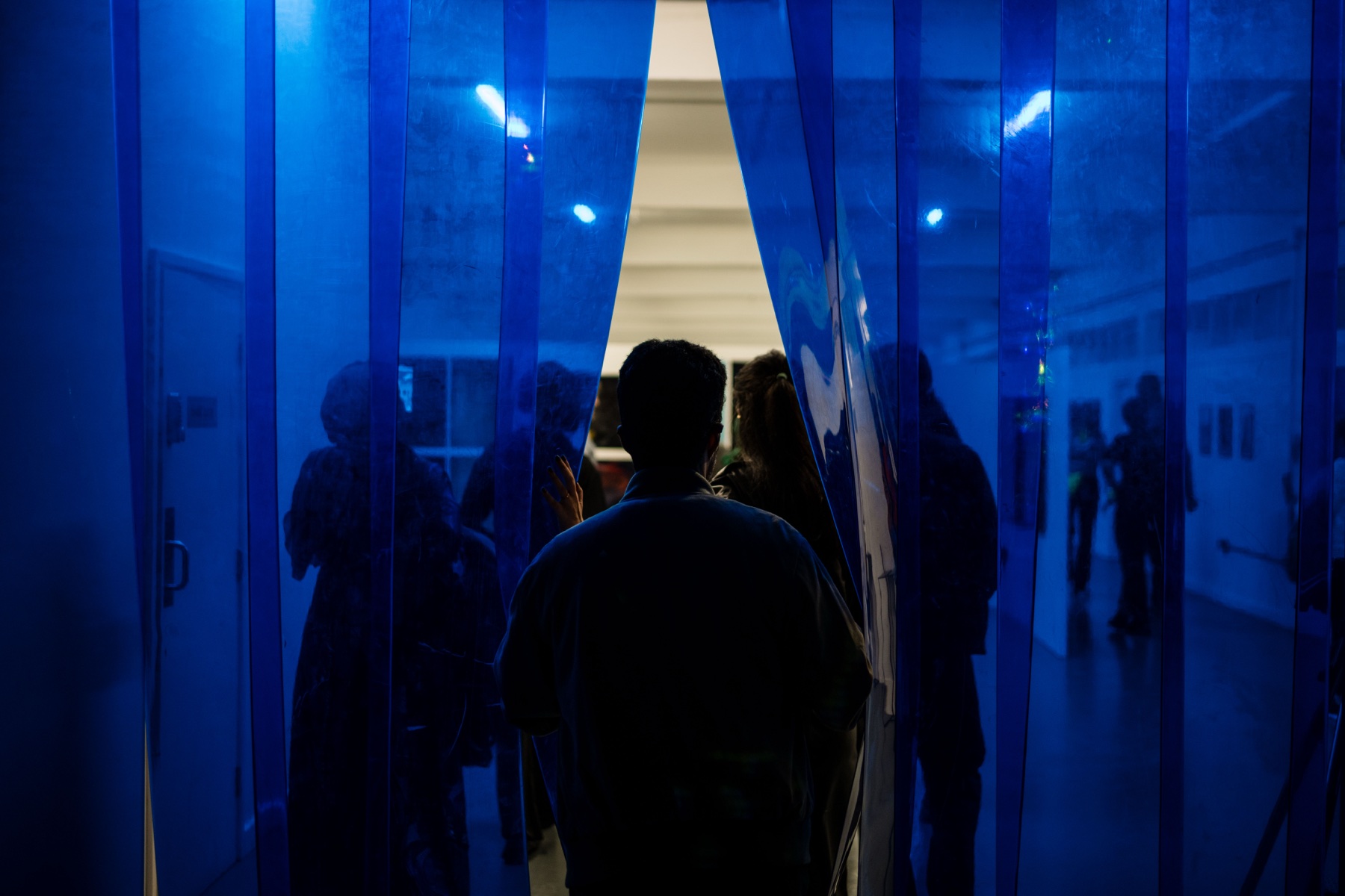 Blauer Vorhang im Ausstellungsraum des Cluster London AI Showcase