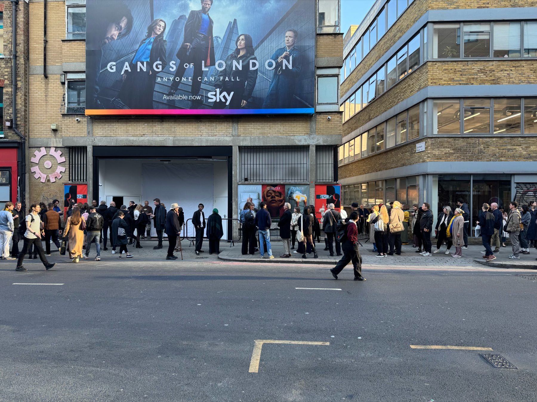 Besucherinnen und Besucher vor der Cluster London Ausstellung