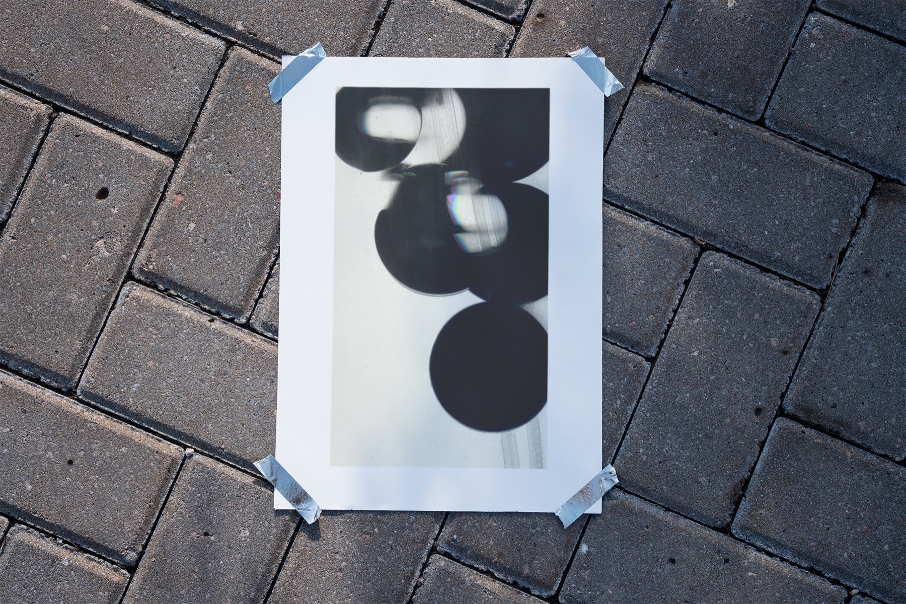 AI-Print auf Pflastersteinen im Cluster London Kontext
