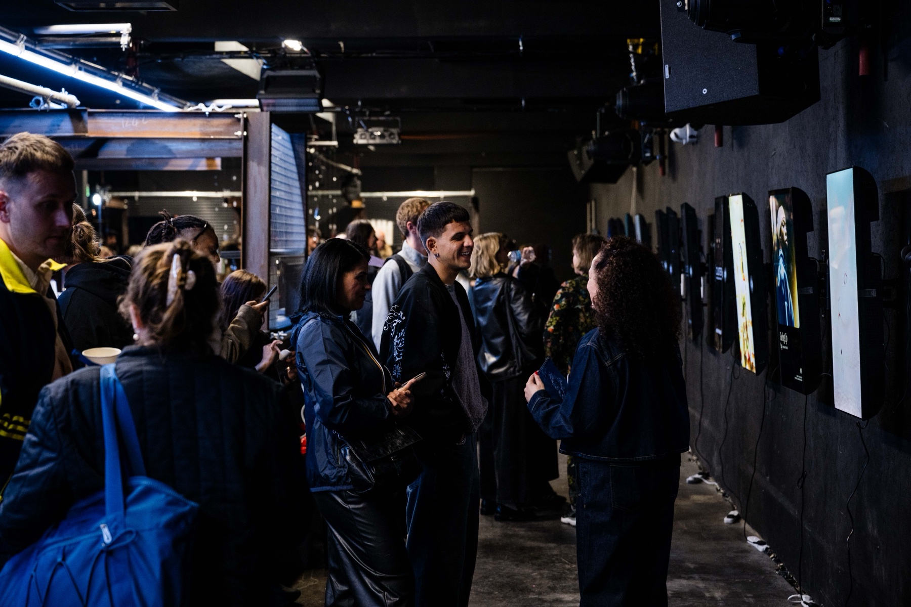 Besucherinnen und Besucher beim Cluster London AI Showcase