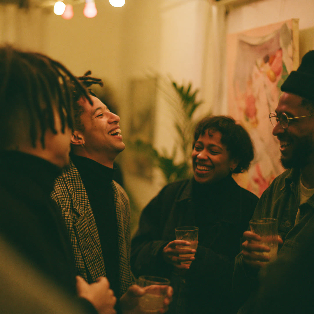 AI-generiertes Bild: lachende Menschen bei einem Art-Pop-up-Event
